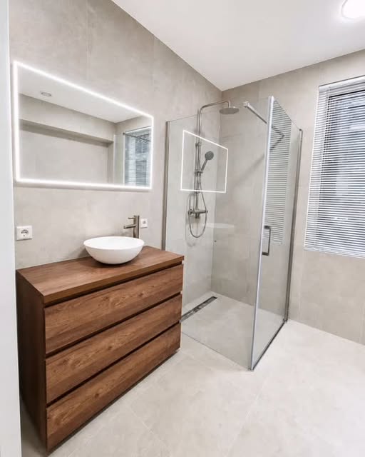 Badkamer met inloopdouche, houten badmeubel en waskom