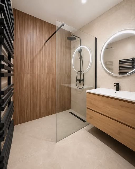 Inloopdouche met houten lamellenwand en ronde spiegel